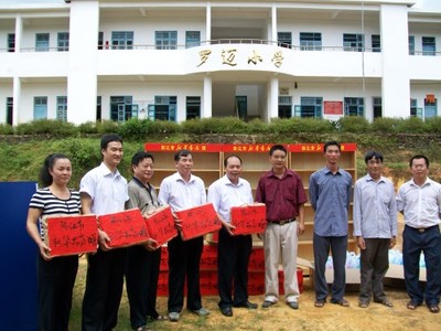 陽江市新華書店到雙滘鎮(zhèn)慰問山區(qū)學(xué)校師生